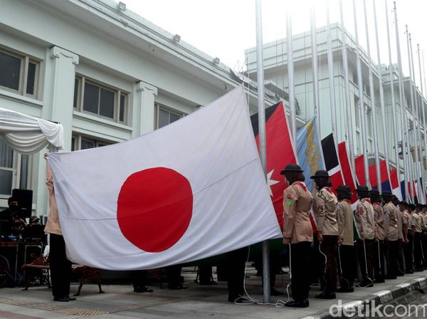 Peringati KAA, 109 Bendera Negara Dikibarkan di Gedung Merdeka Bandung