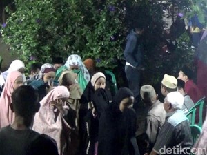 Isak Tangis Iringi Pemakaman  Perawat Harimau Bonbin Banjarnegara