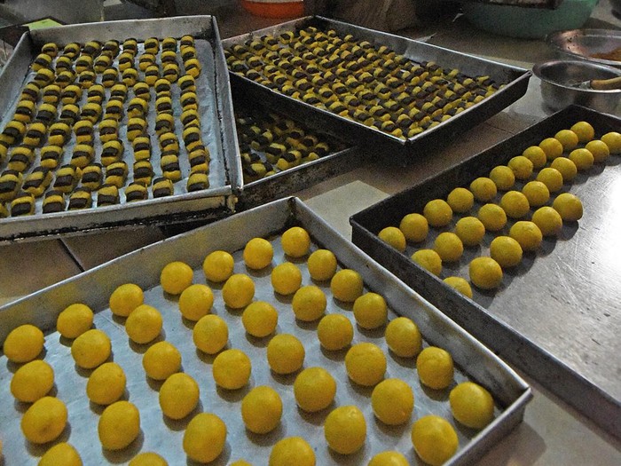 Sejumlah pekerja membuat kue kering untuk memenuhi pesanan konsumen di sentra pembuatan kue kering Jalan Yumaga Kota Serang, Banten, Senin (18/4/2022). Menurut pemilik usaha kue, permintaan kue kering tahun ini mulai meningkat tajam dan sudah mencapai 850 toples padahal tahun lalu maksimal hanya 450 toples. ANTARA FOTO/Asep Fathulrahman/aww.