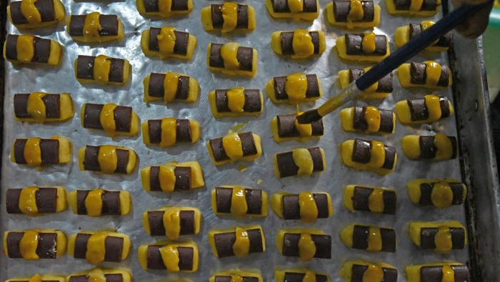 Sejumlah pekerja membuat kue kering untuk memenuhi pesanan konsumen di sentra pembuatan kue kering Jalan Yumaga Kota Serang, Banten, Senin (18/4/2022). Menurut pemilik usaha kue, permintaan kue kering tahun ini mulai meningkat tajam dan sudah mencapai 850 toples padahal tahun lalu maksimal hanya 450 toples. ANTARA FOTO/Asep Fathulrahman/aww.