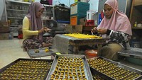 Menurut pemilik usaha kue, permintaan kue kering tahun ini mulai meningkat tajam dibanding tahun lalu.