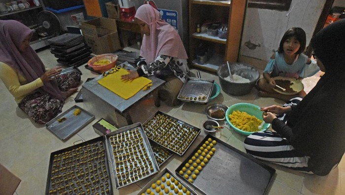 Permintaan Kue Kering untuk Lebaran Meningkat Sejumlah pekerja membuat kue kering untuk memenuhi pesanan konsumen di sentra pembuatan kue kering Jalan Yumaga Kota Serang, Banten, Senin (18/4/2022). Menurut pemilik usaha kue, permintaan kue kering tahun ini mulai meningkat tajam dan sudah mencapai 850 toples padahal tahun lalu maksimal hanya 450 toples. ANTARA FOTO/Asep Fathulrahman/aww.