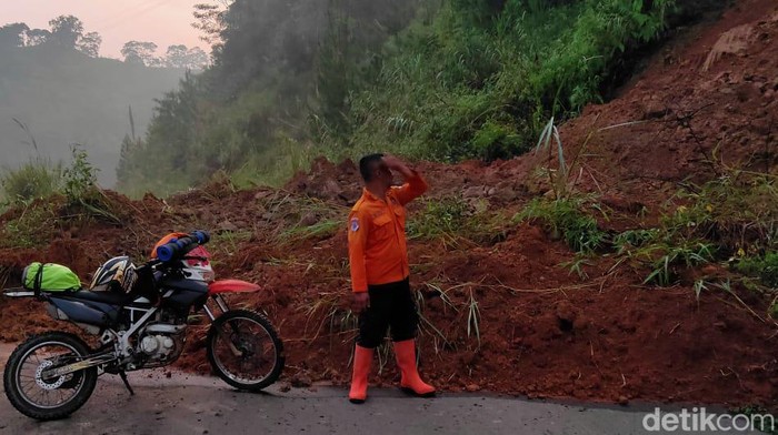 Personel BPBD Bandung Barat cek longsor susulan yang tutup jalan utama Cisokan.