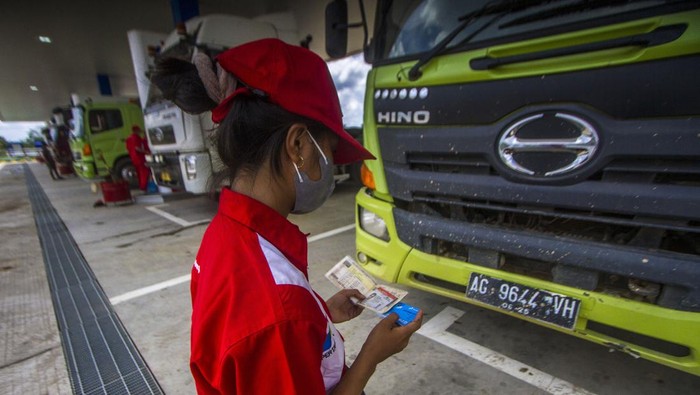 Petugas memasukkan data konsumen yang menggunakan kartu kendali saat mengisi Bahan Bakar Minyak (BBM) solar subsidi di SPBU 64.761.10 Jalan Soekarno Hatta Km 14, Kota Balikpapan, Kalimantan Timur, Senin (18/4/2022). Dalam upaya antisipasi penyelewengan BBM subsidi PT Pertamina Patra Niaga Regional Kalimantan menerapkan sistem kartu kendali (Fuel Card) untuk pengisian BBM jenis solar di SPBU Kalimantan Timur. ANTARA FOTO/Bayu Pratama S/rwa.
