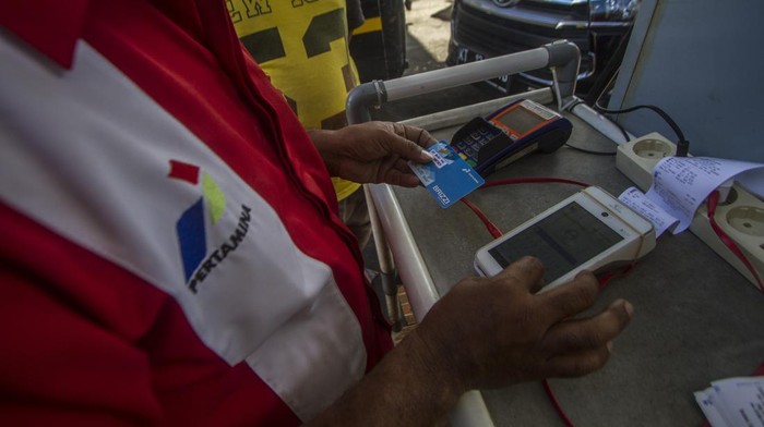 Petugas memasukkan data konsumen yang menggunakan kartu kendali saat mengisi Bahan Bakar Minyak (BBM) solar subsidi di SPBU 64.761.10 Jalan Soekarno Hatta Km 14, Kota Balikpapan, Kalimantan Timur, Senin (18/4/2022). Dalam upaya antisipasi penyelewengan BBM subsidi PT Pertamina Patra Niaga Regional Kalimantan menerapkan sistem kartu kendali (Fuel Card) untuk pengisian BBM jenis solar di SPBU Kalimantan Timur. ANTARA FOTO/Bayu Pratama S/rwa.