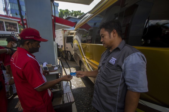 Petugas memasukkan data konsumen yang menggunakan kartu kendali saat mengisi Bahan Bakar Minyak (BBM) solar subsidi di SPBU 64.761.10 Jalan Soekarno Hatta Km 14, Kota Balikpapan, Kalimantan Timur, Senin (18/4/2022). Dalam upaya antisipasi penyelewengan BBM subsidi PT Pertamina Patra Niaga Regional Kalimantan menerapkan sistem kartu kendali (Fuel Card) untuk pengisian BBM jenis solar di SPBU Kalimantan Timur. ANTARA FOTO/Bayu Pratama S/rwa.