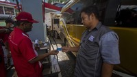 Seorang petugas melayani konsumen dengan menggunakan kartu kendali saat mengisi Bahan Bakar Minyak (BBM) solar subsidi di SPBU 64.761.02 Jalan Mayjend Sutoyo, Gunung Malang Kota Balikpapan, Kalimantan Timur.