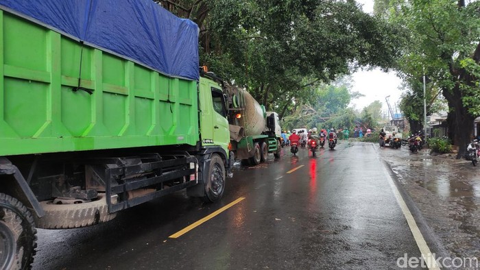 Pohon tumbang putus jalur Malang-Blitar