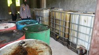 Dalam penggerebekan tersebut, polisi mengamankan sebanyak 16 tangki BBM dan enam drum solar subsidi, dua unit kendaraan angkutan barang serta mesin pompa minyak.