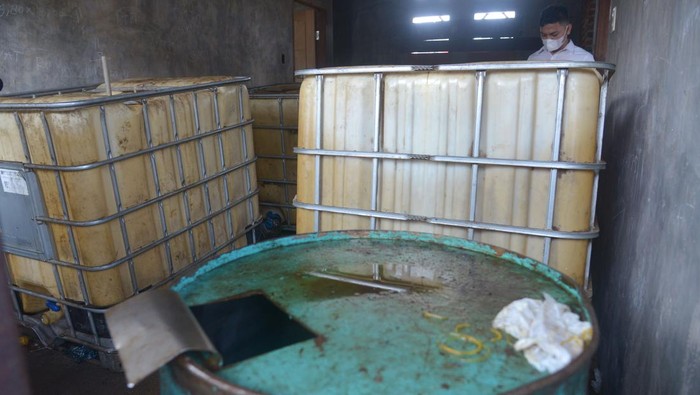 Personel Polda Aceh menggerebek tempat penimbunan bahan bakar minyak (BBM) subsidi di Desa Lam Ujung, Kecamatan Krueng Baruna Jaya, Kabupaten Aceh Besar, Aceh, Senin ((18/4/2022). Dalam penggerebekan tersebut, polisi mengamankan sebanyak 16 tangki BBM dan enam drum solar subsidi, dua unit kendaraan angkutan barang serta mesin pompa minyak, sedangkan pelakunya masih dalam penyeldikan Polri. ANTARA FOTO/Ampelsa/rwa.