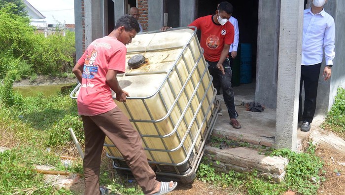 Polisi Gerebek Tempat Penimbunan BBM Subsidi di Aceh Personel Polda Aceh menggerebek tempat penimbunan bahan bakar minyak (BBM) subsidi di Desa Lam Ujung, Kecamatan Krueng Baruna Jaya, Kabupaten Aceh Besar, Aceh, Senin ((18/4/2022). Dalam penggerebekan tersebut, polisi mengamankan sebanyak 16 tangki BBM dan enam drum solar subsidi, dua unit kendaraan angkutan barang serta mesin pompa minyak, sedangkan pelakunya masih dalam penyeldikan Polri. ANTARA FOTO/Ampelsa/rwa.