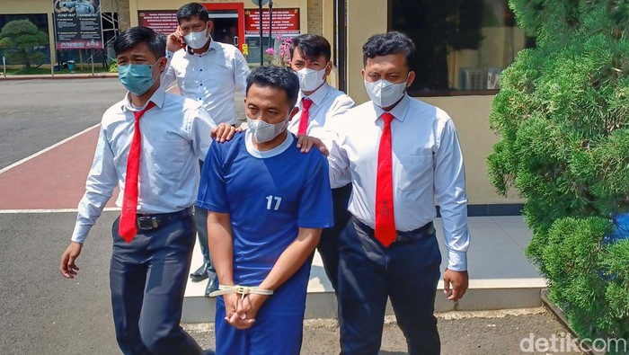 Polresta Bandung mengamankan pelaku pencabulan di Pangalengan Kabupaten Bandung. Pria berinisial S ini adalah guru mengaji.