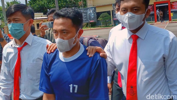 Polresta Bandung mengamankan pelaku pencabulan di Pangalengan Kabupaten Bandung. Pria berinisial S ini adalah guru mengaji.