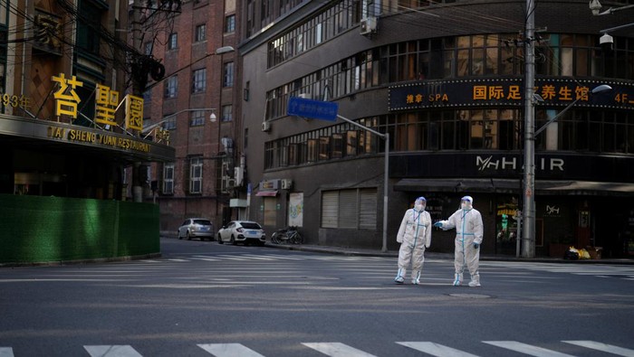 Residents stand on a street waiting for nucleic acid test during lockdown amid the coronavirus disease (COVID-19) pandemic, in Shanghai, China, April 17, 2022. REUTERS/Aly Song