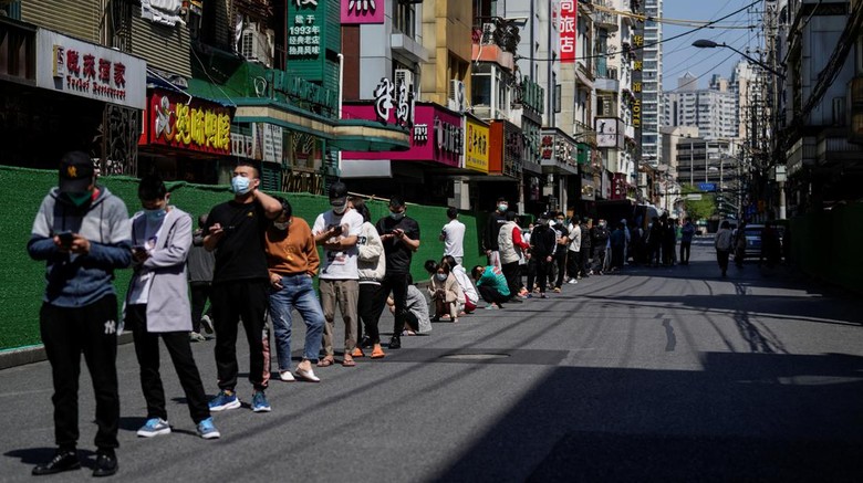Potret Terbaru Shanghai, Laporkan 3 Kematian Pertama Covid Sejak Lockdown Residents stand on a street waiting for nucleic acid test during lockdown amid the coronavirus disease (COVID-19) pandemic, in Shanghai, China, April 17, 2022. REUTERS/Aly Song
