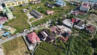 Foto udara sejumlah truk dan bus mengantre untuk mengisi bahan bakar solar bersubsidi di salah satu SPBU di Palu, Sulawesi Tengah, Senin (18/4/2022).