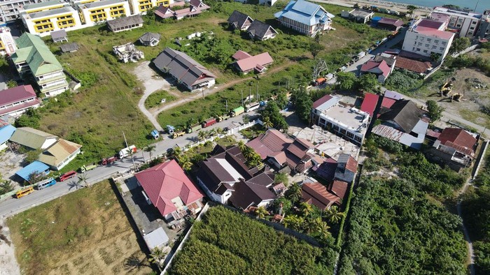 Antrean pengisian solar bersubsidi terlihat di SPBU kawasan Palu. Tak sedikit sopir truk dan bus yang memilih mulai antre sejak malam hari demi solar bersubsidi