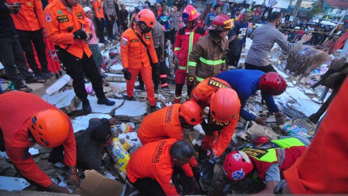 Proses evakuasi korban reruntuhan ambruknya bangunan minimarket Alfamart di Kabupaten Banjar, Kalimantan Selatan, Senin (18/4/2022). (ANTARA/Firman)