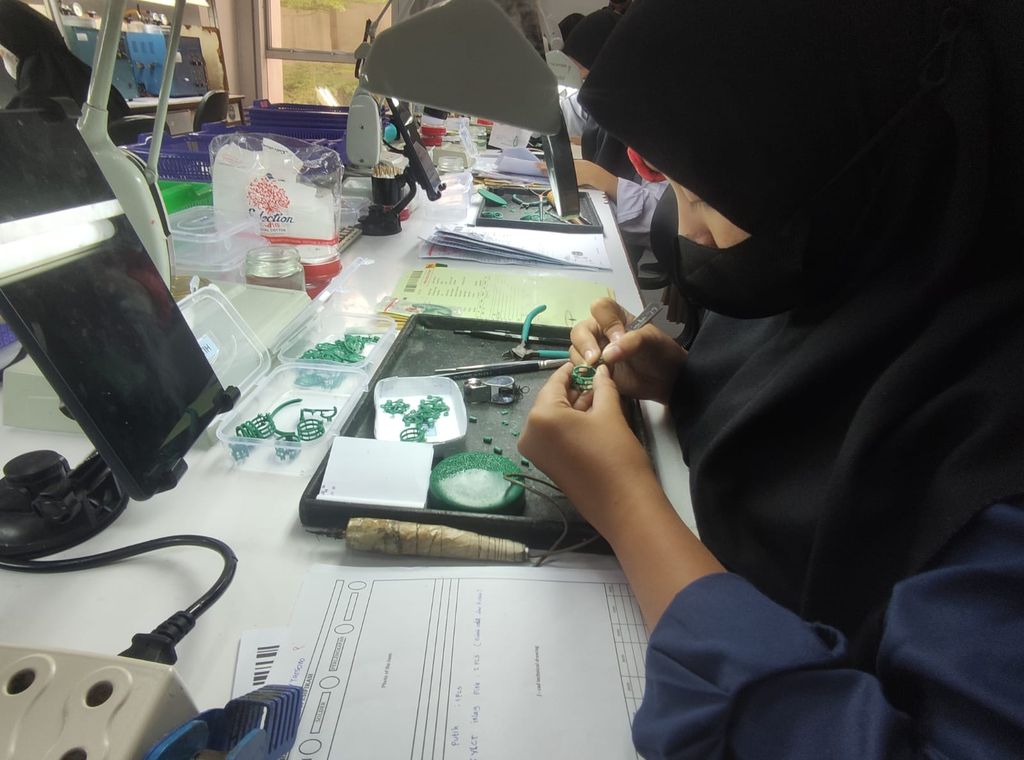 Proses pembuatan perhiasan.