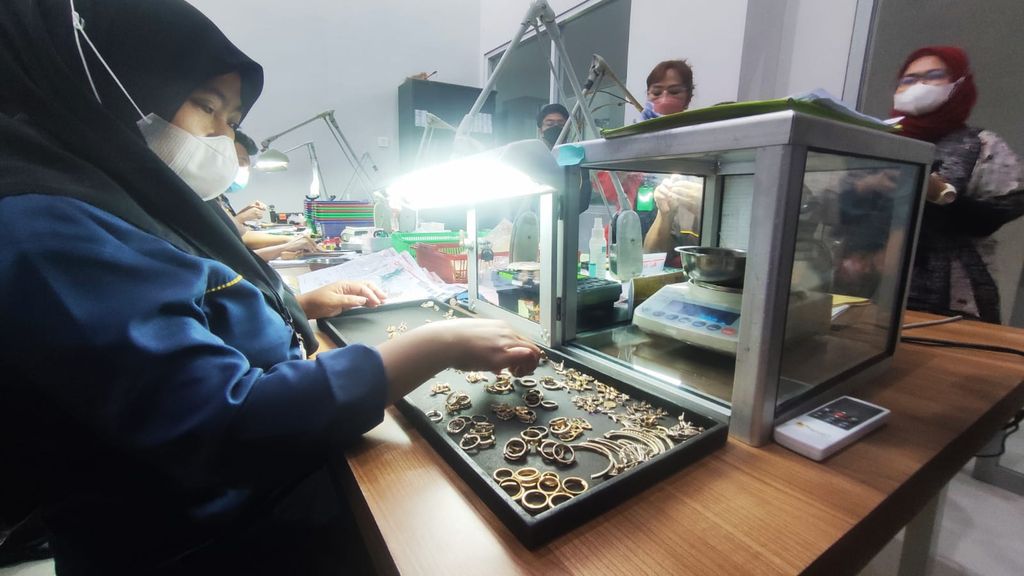 Proses pembuatan perhiasan.