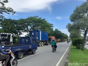 Sopir Truk di Kendari Antre Sejak 2 Hari Tunggu Kebagian Jatah Solar