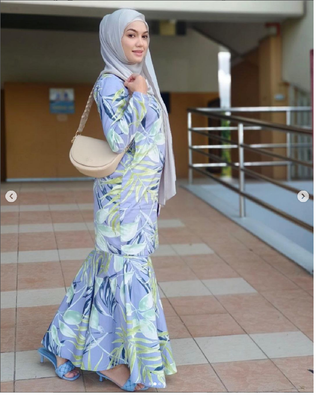 Puteri Sarah begitu emosi menghadapi Ira Kazar. Dia pun mengaku akan melaporkan Ira ke kepolisian setelah sebelumnya juga pernah melakukan hal serupa. “Jumpa anda di mahkamah Ira. Lupa ke dulu saya pernah buat laporan polis pasal anda. Tapi saya masih kesian lagi. Kali ini tidak,” tegasnya. Foto: Dok Instagram @puterisarahliyana