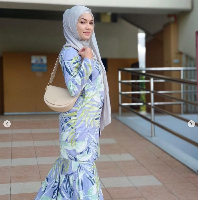 Puteri Sarah begitu emosi menghadapi Ira Kazar. Dia pun mengaku akan melaporkan Ira ke kepolisian setelah sebelumnya juga pernah melakukan hal serupa. “Jumpa anda di mahkamah Ira. Lupa ke dulu saya pernah buat laporan polis pasal anda. Tapi saya masih kesian lagi. Kali ini tidak,” tegasnya. Foto: Dok Instagram @puterisarahliyana