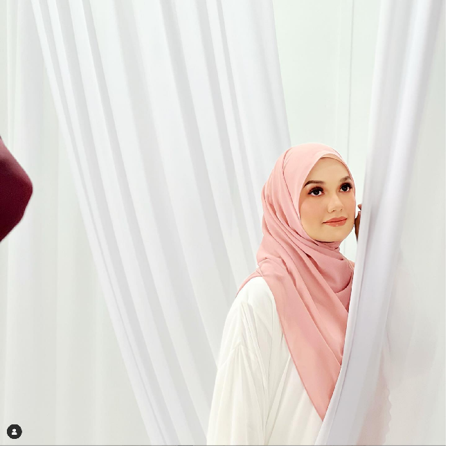 Kini melalui unggahan Instagram Story, Puteri Sarah membuat heboh di negaranya. Pasalnya dia membuat unggahan melabrak anak artis yang ditudingnya menjadi orang ketiga alias pelakor dalam pernikahannya dengan sang suami, Syamsul Yusof. Foto: Dok Instagram @puterisarahliyana