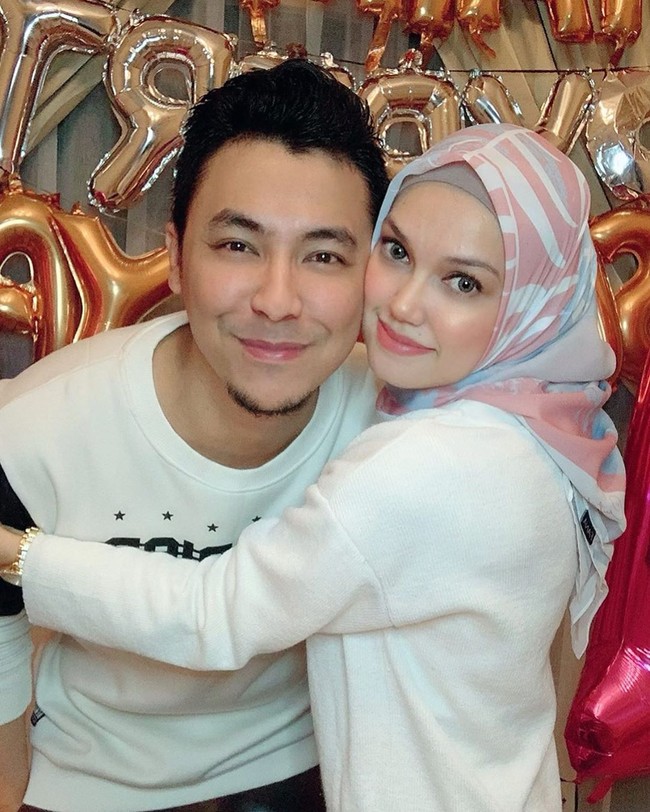 Aktor Syamsul Yusof sudah lama tidak tinggal serumah dengan Puteri Sarah. Namun pemain film Munafik 2 itu belum mengajukan gugatan cerai meskipun sudah dituduh tergoda pelakor. Foto: Dok. Instagram