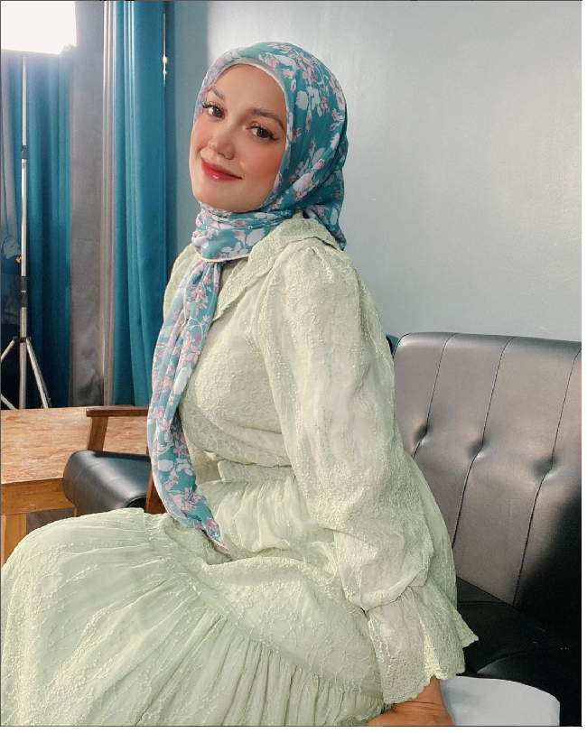 Kenapa nak kena kejar suami orang lagi? Memang tiada maruah ke hadap suami orang? Sebab nak harta dia? Sila jadi matang dan bekerja. Saya sendiri pun kerja cari duit sendiri. Jangan ambil jalan mudah, minta duit dekat suami orang. Selama empat tahu saya diam, membisu tapi makin lama anda pijak kepala saya,” tulis aktris 36 tahun itu dalam unggahannya dalam bahasa Melayu. Foto: Dok Instagram @puterisarahliyana