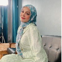 Kenapa nak kena kejar suami orang lagi? Memang tiada maruah ke hadap suami orang? Sebab nak harta dia? Sila jadi matang dan bekerja. Saya sendiri pun kerja cari duit sendiri. Jangan ambil jalan mudah, minta duit dekat suami orang. Selama empat tahu saya diam, membisu tapi makin lama anda pijak kepala saya,” tulis aktris 36 tahun itu dalam unggahannya dalam bahasa Melayu. Foto: Dok Instagram @puterisarahliyana