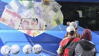 Warga antre menukarkan uang baru pada mobil kas keliling Bank Indonesia (BI) di Pasar Koja Baru, Jakarta Utara, Rabu (13/4/2022). (Risyal Hidayat/Antara Foto)