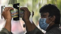 Uang pecahan tersebut akan digunakan untuk keperluan Idul Fitri 2022. (M Risyal Hidayat/Antara Foto)