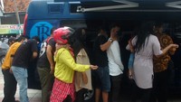 Warga antre penukaran uang baru pada mobil kas keliling Bank Indonesia di kawasan City Walk Jalan Ahmad Yani, Tegal, Jawa Tengah, Kamis (14/4/2022). Kantor Perwakilan (KPw) Bank Indonesia (BI) Tegal bekerja sama dengan perbankan membuka 75 titik layanan penukaran uang baru dengan mempersiapkan sebanyak Rp 4,12 triliun atau meningkat sebesar 24 persen dibandingkan kebutuhan uang rupiah tahun 2021 yang mencapai Rp3,31 triliun. (Oky Lukmansyah/Antara Foto)