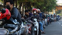 Warga mengantre untuk menukarkan uang baru secara lantatur (layanan tanpa turun) di Kantor Perwakilan Bank Indonesia (BI) Provinsi Jawa Timur di Surabaya, Jawa Timur, Minggu (17/4/2022). (Didik Suhartono/Antara Foto)