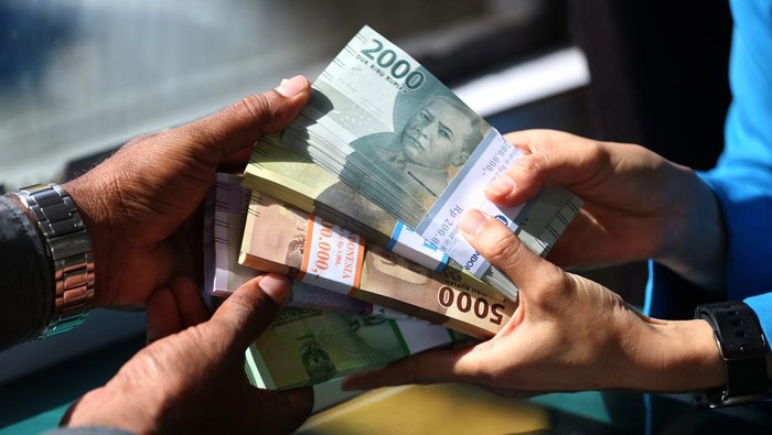Memasuki minggu ketiga bulan Ramadan, sejumlah warga mulai ramai menukarkan uang baru. Pecahan uang baru tersebut akan digunakan untuk keperluan Lebaran, Senin, 18/4/2022.
