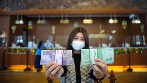 Memasuki minggu ketiga bulan Ramadan, sejumlah warga mulai ramai menukarkan uang baru. Pecahan uang baru tersebut akan digunakan untuk keperluan Lebaran, Senin, 18/4/2022.