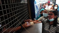 Sejumlah warga mengantre untuk menukarkan uang di mobil kas keliling Bank Indonesia di kawasan pertokoan Megaria Palembang, Sumsel, Senin (18/4/2022). Kantor Bank Indonesia (BI) Perwakilan Sumatera Selatan menyiapkan uang kartal total sebanyak Rp6,4 triliun untuk kebutuhan Ramadhan dan Lebaran di Sumsel melalui layanan kas keliling di sejumlah titik lokasi dan melalui 46 bank umum di 252 kantor cabang. (Feny Selly/Antara Foto)