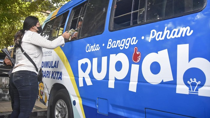 Memasuki minggu ketiga bulan Ramadan, sejumlah warga mulai ramai menukarkan uang baru. Pecahan uang baru tersebut akan digunakan untuk keperluan Lebaran, Senin, 18/4/2022.