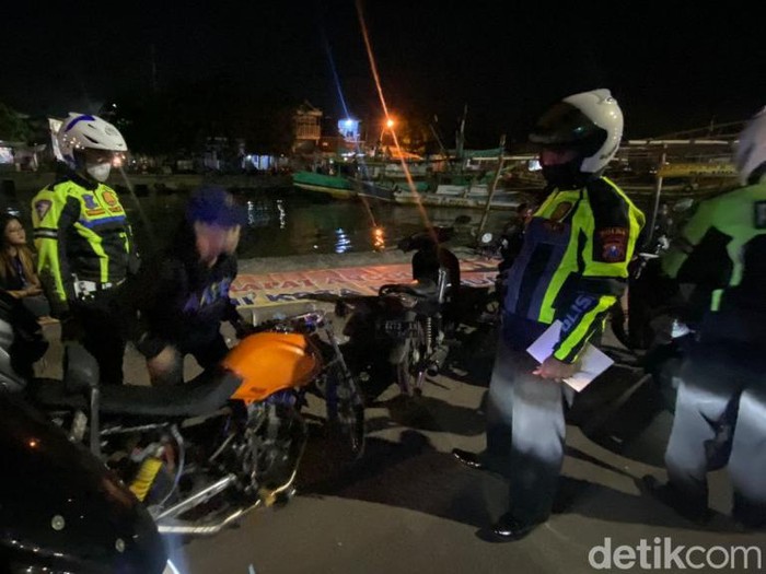 Penindakan aksi balap liar dan pemotor yang menyalahi aturan terus dilakukan polisi Pasuruan. Sehari, ada 48 motor diangkut polisi karena tidak dilengkapi surat surat, knalpot brong hingga protolan.