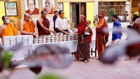 Biksu Budha membagikan makanan kepada warga muslim untuk berbuka puasa di Kuil Budha Dharmarajika, Dhaka, Banglades, Sabtu (15/4/2022) akhir pekan kemarin.