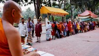 Kuil Budha Dharmarajika, Dhaka, Bangladesh membagikan menu makanan berbuka kepada warga muslim yang berpuasa.