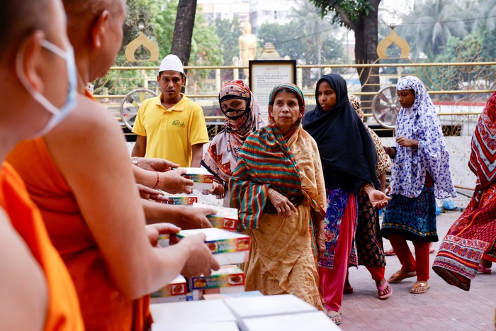 RELIGION-RAMADAN/BANGLADESH Buddhist monks distribute food among poor people before iftar, during Ramadan, at the Dharmarajika Buddhist Temple in Dhaka, Bangladesh, April 15, 2022. REUTERS/Mohammad Ponir Hossain