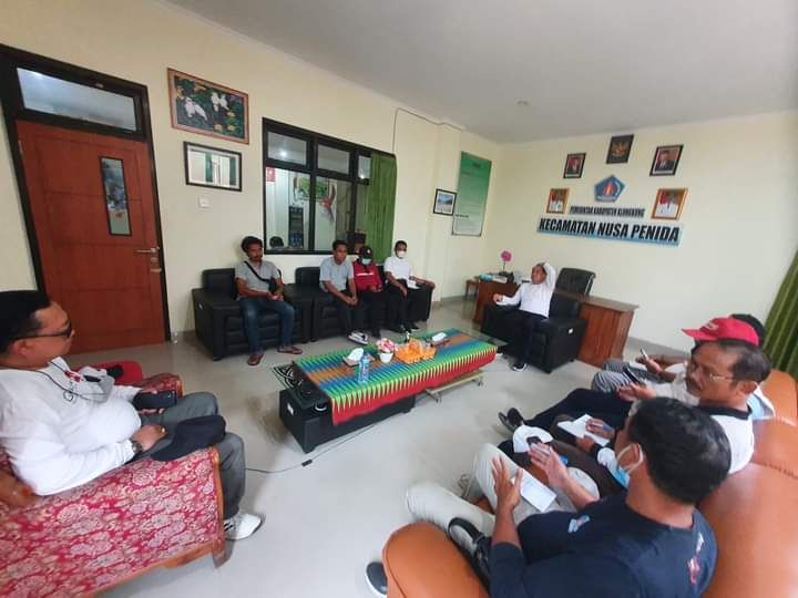 Pelaku wisata Nusa Penida bertemu Bupati Klungkung di Kantor Camat Nusa Penida.