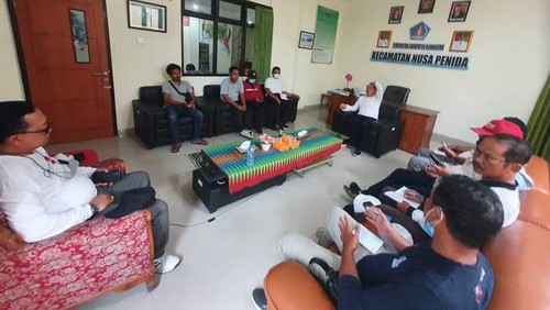 Pelaku wisata Nusa Penida bertemu Bupati Klungkung di Kantor Camat Nusa Penida.