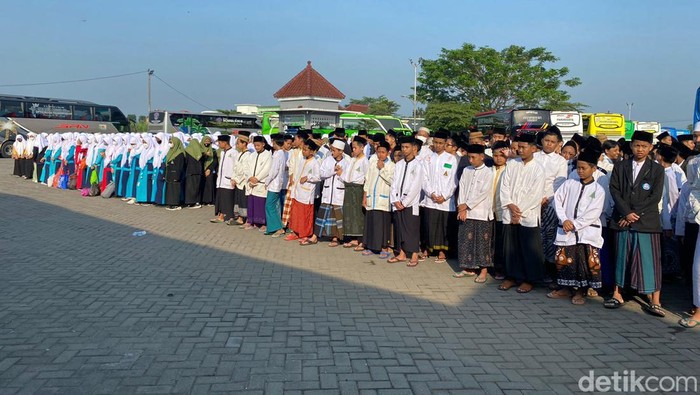Ribuan santri Ponpes Tebuireng Jombang mudik Lebaran