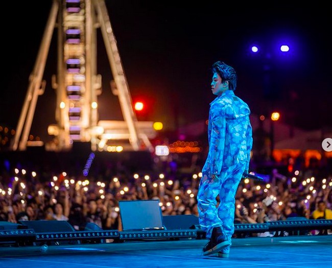 Look pertama pelantun Dat $tick ini terdiri dari sepasang kemeja dan celana washed-denim senada yang dihiasi motif Hana Dot Print khas Kenzo. Kemeja yang dibiarkan terbuka tersebut membungkus kaus putih polos dengan pemanis kalung statement. (Foto: Instagram/@brianimanuel)
