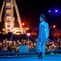 Look pertama pelantun Dat $tick ini terdiri dari sepasang kemeja dan celana washed-denim senada yang dihiasi motif Hana Dot Print khas Kenzo. Kemeja yang dibiarkan terbuka tersebut membungkus kaus putih polos dengan pemanis kalung statement. (Foto: Instagram/@brianimanuel)