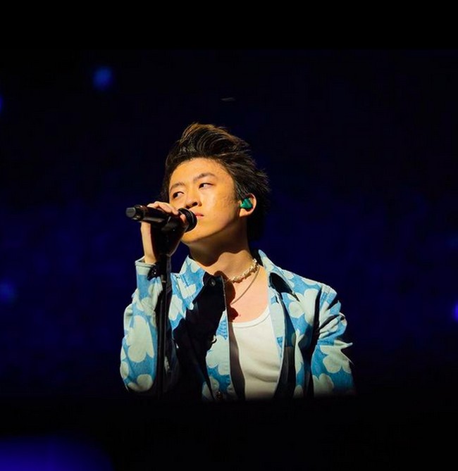 Dalam bahasa Jepang, hana berarti bunga. Motif ini merupakan salah satu signature code dari jenama yang didirikan oleh desainer Kenzo Takada pada 1970. (Foto: Instagram/@brianimanuel)