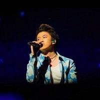 Dalam bahasa Jepang, hana berarti bunga. Motif ini merupakan salah satu signature code dari jenama yang didirikan oleh desainer Kenzo Takada pada 1970. (Foto: Instagram/@brianimanuel)